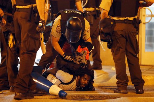 ΗΠΑ: Τρίτη νύχτα επεισοδίων στο Σεντ Λούις μετά την αθώωση αστυνομικού για τον θάνατο πολίτη | iefimerida.gr 0
