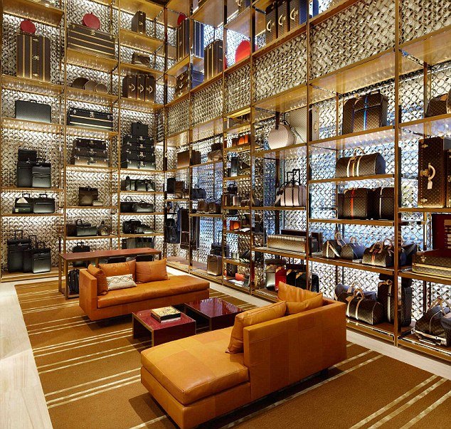 Ουρές σχηματίζονται σε μπουτίκ της Louis Vuitton για την απόκτηση της περίφημης Capucine- Η τσάντα που έκανε μόδα η Τζολί [εικόνες] | iefimerida.gr 1