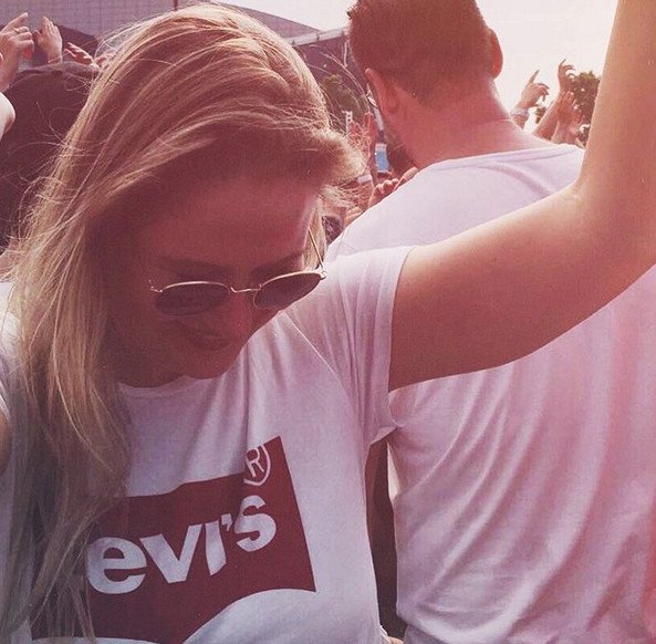 Πώς ένα απλό, φαρδύ t-shirt Levi's έχει γίνει απόλυτη μόδα -Το φορούν με τα πάντα [εικόνες] | iefimerida.gr 4