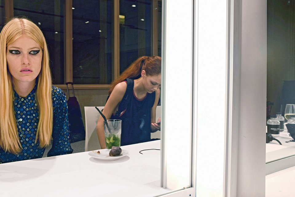 Tι πραγματικά βρίσκεται πίσω από τη λάμψη των μοντέλων στα Fashion Weeks -Ακολουθώντας τη Λουίζ [εικόνες] | iefimerida.gr 3