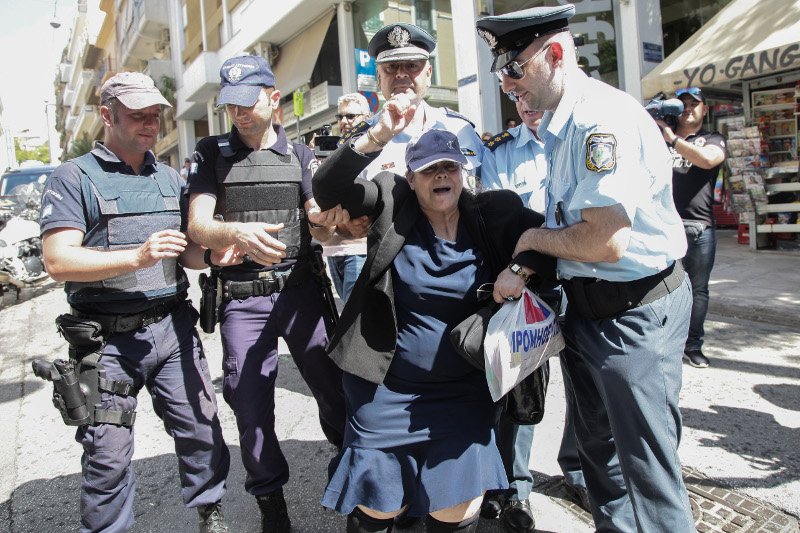 Ξαναχτύπησε η Ελένη Λουκά – Ο Μακρόν το τελευταίο «θύμα»της! [εικόνες & βίντεο]  | iefimerida.gr 0