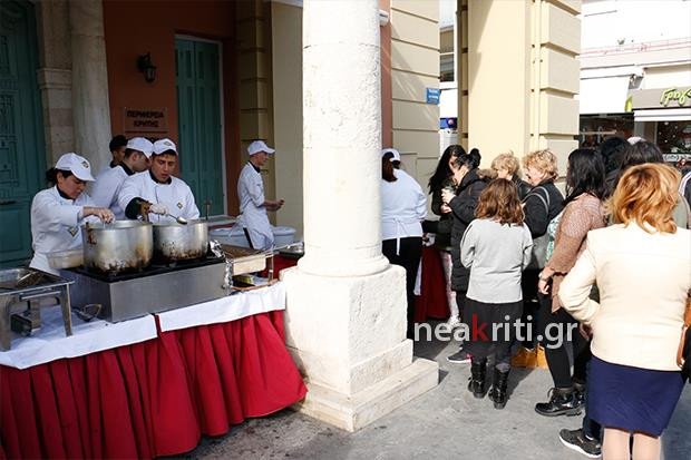 Ουρές στο Ηράκλειο για δωρεάν λουκουμάδες [εικόνες] | iefimerida.gr 0