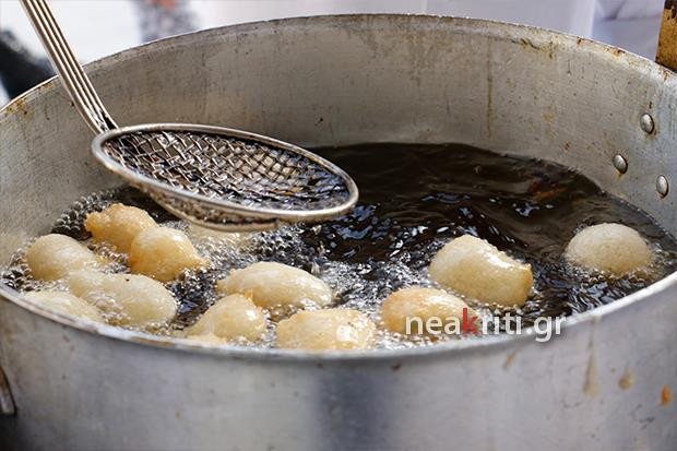 Ουρές στο Ηράκλειο για δωρεάν λουκουμάδες [εικόνες] | iefimerida.gr 1