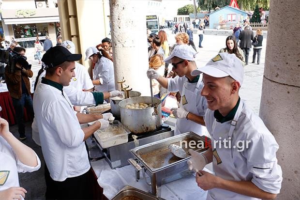 Ουρές στο Ηράκλειο για δωρεάν λουκουμάδες [εικόνες] | iefimerida.gr 3