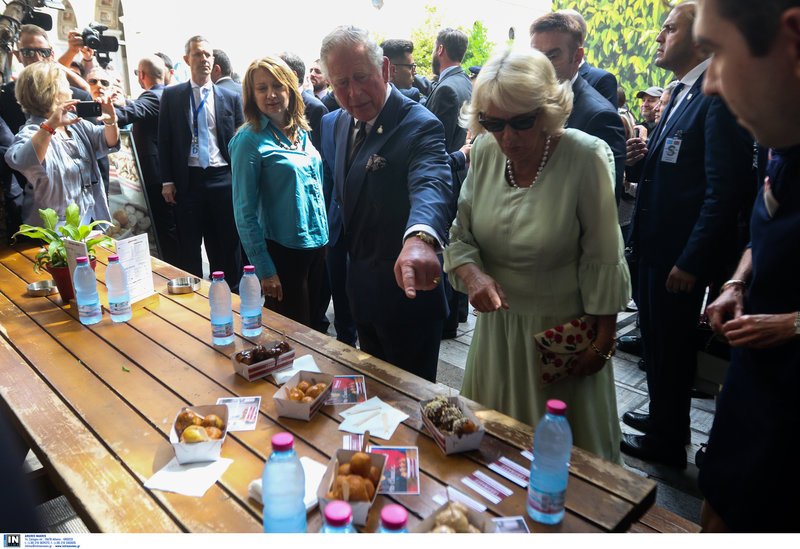 Απίστευτος Κάρολος: Κάθισε σε καφέ στην Αγ. Ειρήνη και παρήγγειλε φρέντο καπουτσίνο αλλά... χωρίς καλαμάκι [εικόνες & βίντεο] | iefimerida.gr 3