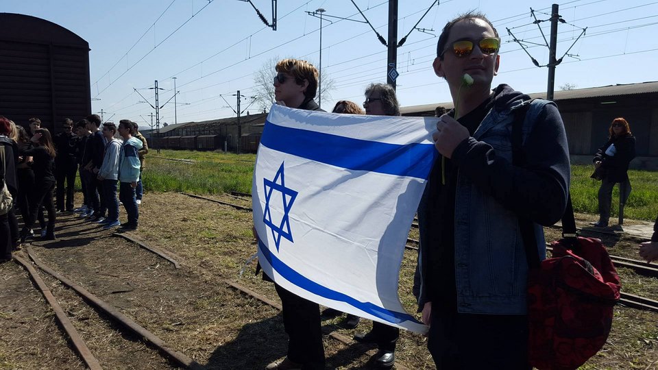 Λίγα λουλούδια στη μνήμη των Εβραίων της Θεσσαλονίκης που οδηγήθηκαν στα στρατόπεδα συγκέντρωσης [εικόνες] | iefimerida.gr 4