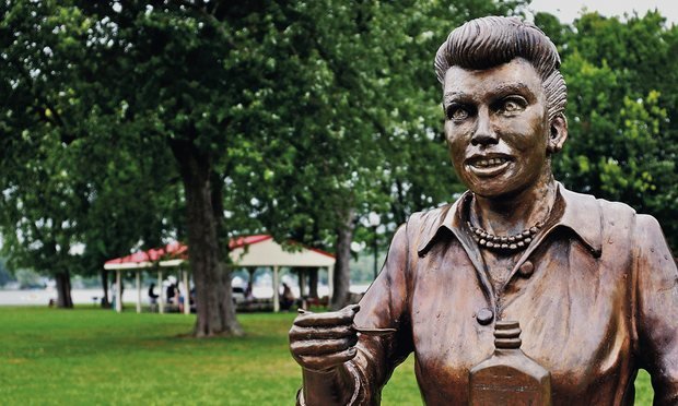 Εντυπωσιάζει η νέα μπρούτζινη Λουσίλ Μπολ -Αγαλμα που αντικαθιστά αποτυχημένη εκδοχή [εικόνες] | iefimerida.gr 1