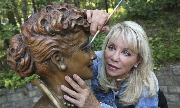 Εντυπωσιάζει η νέα μπρούτζινη Λουσίλ Μπολ -Αγαλμα που αντικαθιστά αποτυχημένη εκδοχή [εικόνες] | iefimerida.gr 2