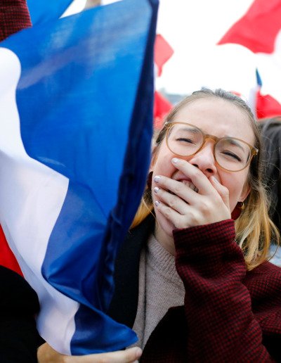 Πώς πανηγύρισαν την νίκη Μακρόν: Με γαλλικά... φιλιά και κλάματα [εικόνες] | iefimerida.gr 3