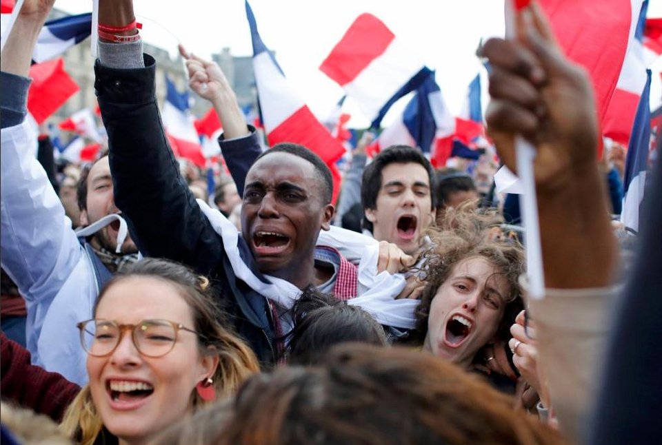 Πώς πανηγύρισαν την νίκη Μακρόν: Με γαλλικά... φιλιά και κλάματα [εικόνες] | iefimerida.gr 2