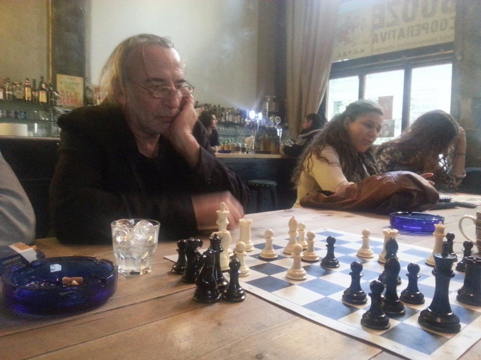 Είναι μόλις 40 ετών και έχει ταξιδέψει σε όλες τις χώρες του κόσμου - Με ποιον έπαιξε σκάκι στην Ελλάδα [εικόνες] | iefimerida.gr 9