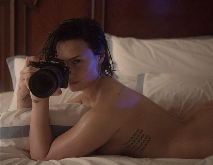 Η Ντέμι Λοβάτο χωρίς ρούχα, ρετούς και μακιγιάζ -Προκλητική φωτογράφηση [εικόνες] | iefimerida.gr 2