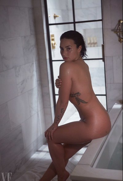 Η Ντέμι Λοβάτο χωρίς ρούχα, ρετούς και μακιγιάζ -Προκλητική φωτογράφηση [εικόνες] | iefimerida.gr 4