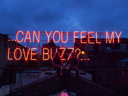 Αγάπη από neon-Δυο ερωτευμένοι καλλιτέχνες φωτίζουν την πόλη με ερωτικούς στίχους [εικόνες] | iefimerida.gr 0