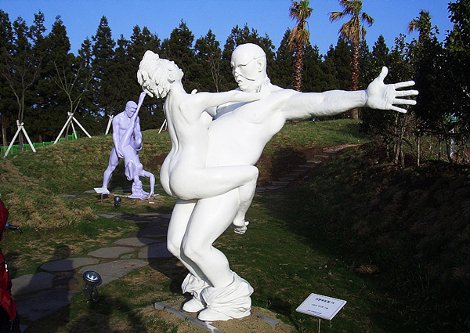 Το «ροζ» πάρκο με τα αμαρτωλά γλυπτά αυστηρώς ακατάλληλο για ανηλίκους [εικόνες] | iefimerida.gr 3