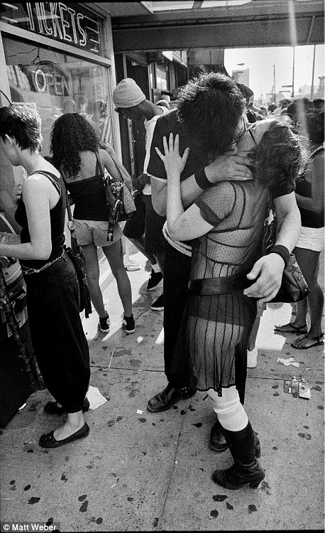 Ο έρωτας στη Νέα Υόρκη-Φωτογράφος «κυνηγάει» ερωτευμένα ζευγάρια στους δρόμους [εικόνες] | iefimerida.gr 1