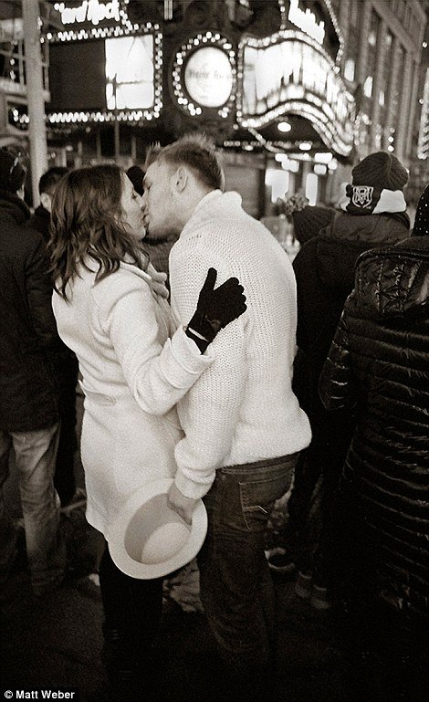 Ο έρωτας στη Νέα Υόρκη-Φωτογράφος «κυνηγάει» ερωτευμένα ζευγάρια στους δρόμους [εικόνες] | iefimerida.gr 2