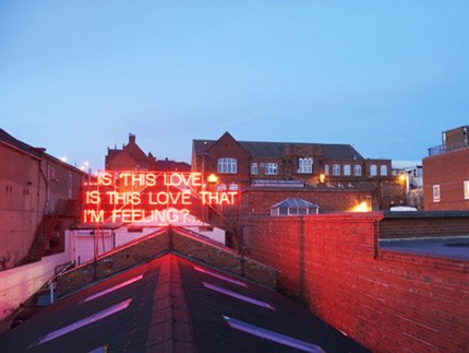 Αγάπη από neon-Δυο ερωτευμένοι καλλιτέχνες φωτίζουν την πόλη με ερωτικούς στίχους [εικόνες] | iefimerida.gr 4