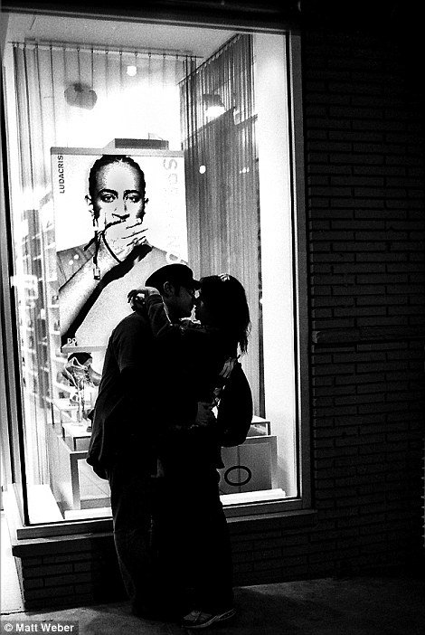 Ο έρωτας στη Νέα Υόρκη-Φωτογράφος «κυνηγάει» ερωτευμένα ζευγάρια στους δρόμους [εικόνες] | iefimerida.gr 5