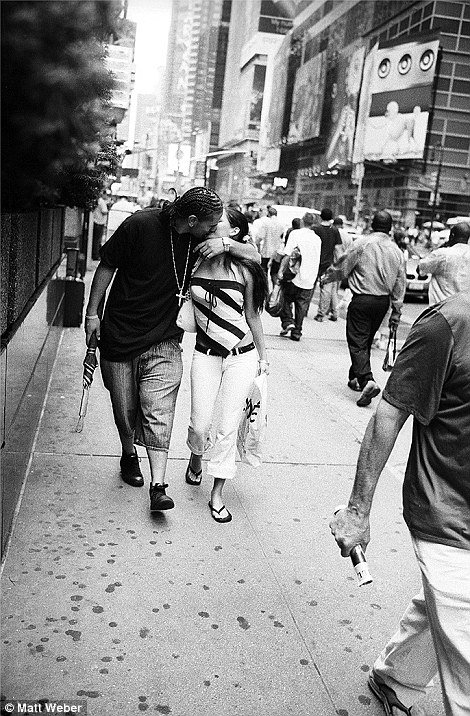 Ο έρωτας στη Νέα Υόρκη-Φωτογράφος «κυνηγάει» ερωτευμένα ζευγάρια στους δρόμους [εικόνες] | iefimerida.gr 7