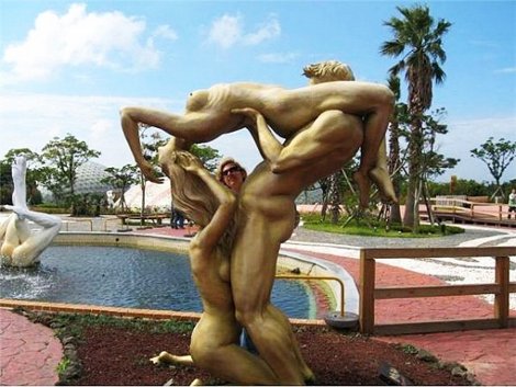 Το «ροζ» πάρκο με τα αμαρτωλά γλυπτά αυστηρώς ακατάλληλο για ανηλίκους [εικόνες] | iefimerida.gr 0