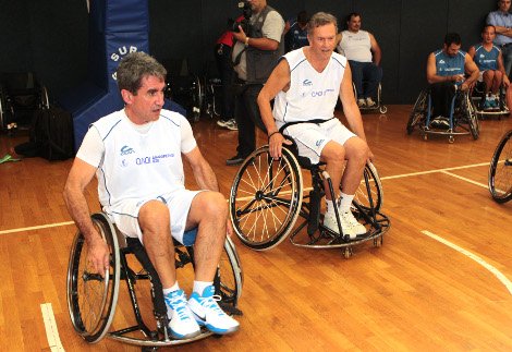 Ο Λοβέρδος κάθισε σε αναπηρικό αμαξίδιο για να παίξει μπάσκετ με ανάπηρους [εικόνες] | iefimerida.gr 0