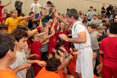 Ο Λοβέρδος κάθισε σε αναπηρικό αμαξίδιο για να παίξει μπάσκετ με ανάπηρους [εικόνες] | iefimerida.gr 1