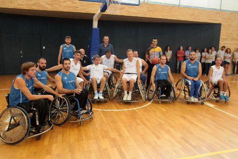 Ο Λοβέρδος κάθισε σε αναπηρικό αμαξίδιο για να παίξει μπάσκετ με ανάπηρους [εικόνες] | iefimerida.gr 2