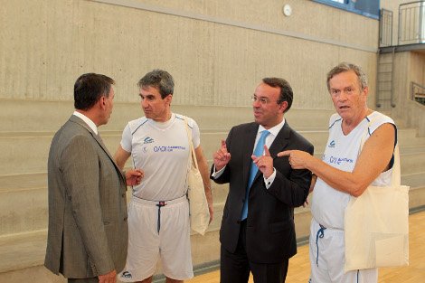 Ο Λοβέρδος κάθισε σε αναπηρικό αμαξίδιο για να παίξει μπάσκετ με ανάπηρους [εικόνες] | iefimerida.gr 3