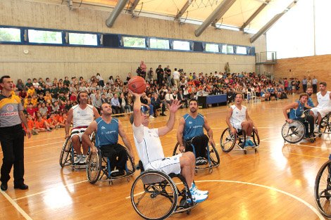 Ο Λοβέρδος κάθισε σε αναπηρικό αμαξίδιο για να παίξει μπάσκετ με ανάπηρους [εικόνες] | iefimerida.gr 4