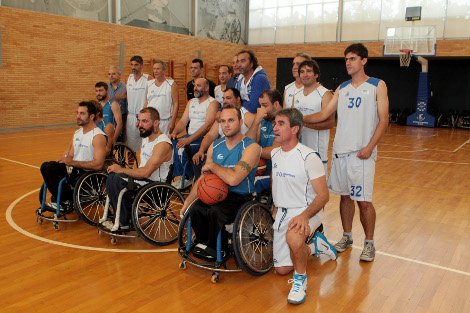 Ο Λοβέρδος κάθισε σε αναπηρικό αμαξίδιο για να παίξει μπάσκετ με ανάπηρους [εικόνες] | iefimerida.gr 5