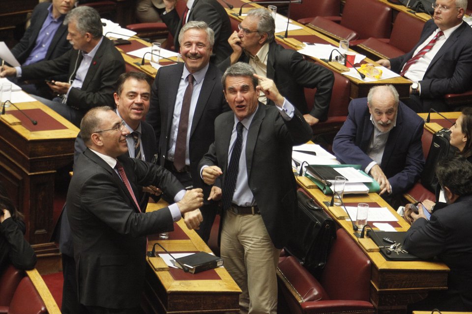 Ο πανηγυρισμός Λοβέρδου-Καμμένου στη Βουλή για το τρίποντο του Σπανούλη [εικόνες] | iefimerida.gr 0