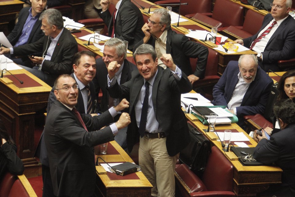 Ο πανηγυρισμός Λοβέρδου-Καμμένου στη Βουλή για το τρίποντο του Σπανούλη [εικόνες] | iefimerida.gr 1