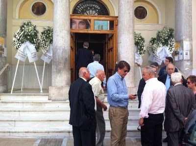 Σε βαρύ κλίμα η κηδεία της μητέρας του Ανδρέα Λοβέρδου [εικόνες] | iefimerida.gr 0