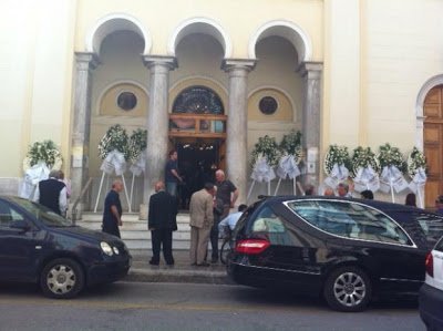 Σε βαρύ κλίμα η κηδεία της μητέρας του Ανδρέα Λοβέρδου [εικόνες] | iefimerida.gr 1