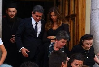 Σε βαρύ κλίμα η κηδεία της μητέρας του Ανδρέα Λοβέρδου [εικόνες] | iefimerida.gr 2