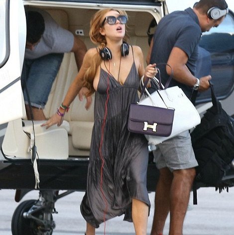 Οταν το στήθος της Λίντσεϊ Λόχαν «απέδρασε» από το φόρεμά της [εικόνες] | iefimerida.gr 0