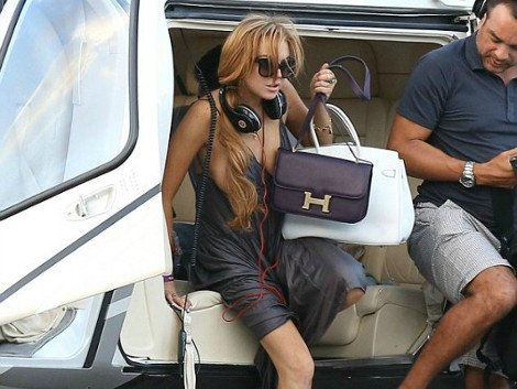 Οταν το στήθος της Λίντσεϊ Λόχαν «απέδρασε» από το φόρεμά της [εικόνες] | iefimerida.gr 2