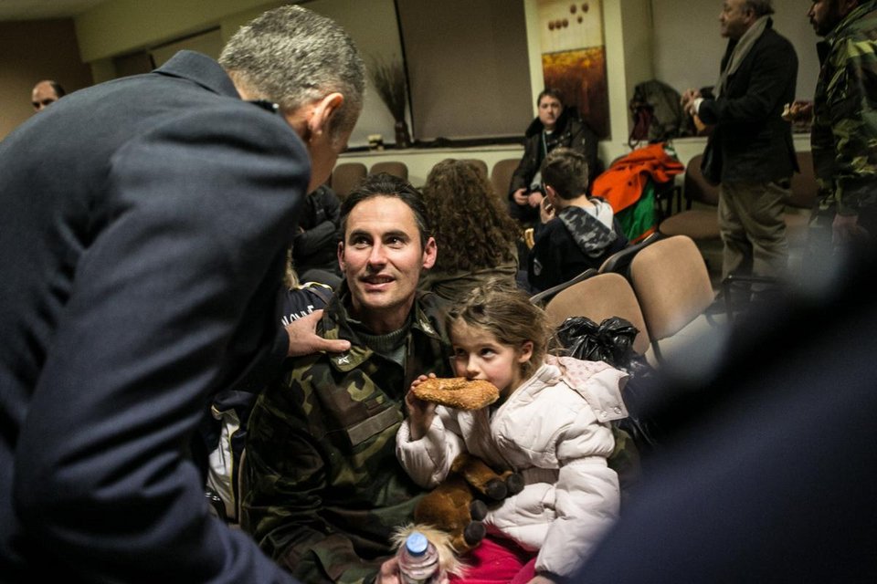 Συγκλονίζουν οι οικογένειες που ξανάσμιξαν μετά την τραγωδία του Norman Atlantic | iefimerida.gr 9