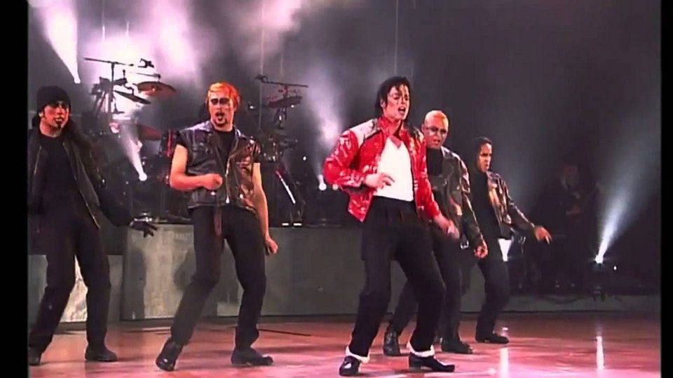 Η περίτεχνη μπλε κιθάρα του Πρινς πωλήθηκε 700.000 δολάρια [εικόνα] | iefimerida.gr 2