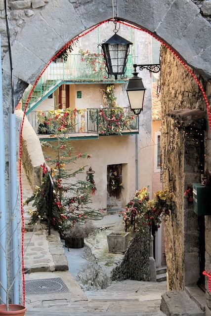 Lucéram, το μεσαιωνικό χωριό της Γαλλίας με τις 450 φάτνες -Ενα μοναδικό φαινόμενο [εικόνες] | iefimerida.gr 7