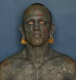 Το αγόρι με τα (πολλά) τατουάζ [video] | iefimerida.gr 1