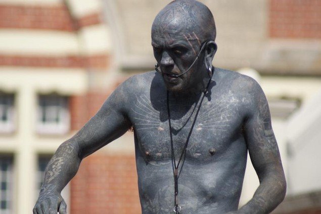 Το αγόρι με τα (πολλά) τατουάζ [video] | iefimerida.gr 2