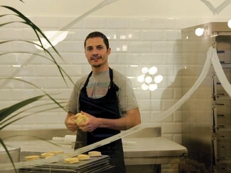 Πέτρος Φιλιππίδης, από άνεργος διαφημιστής πουλάει λουκουμάδες στη Βαρκελώνη και τρελαίνει τους Ισπανούς [εικόνες] | iefimerida.gr 3