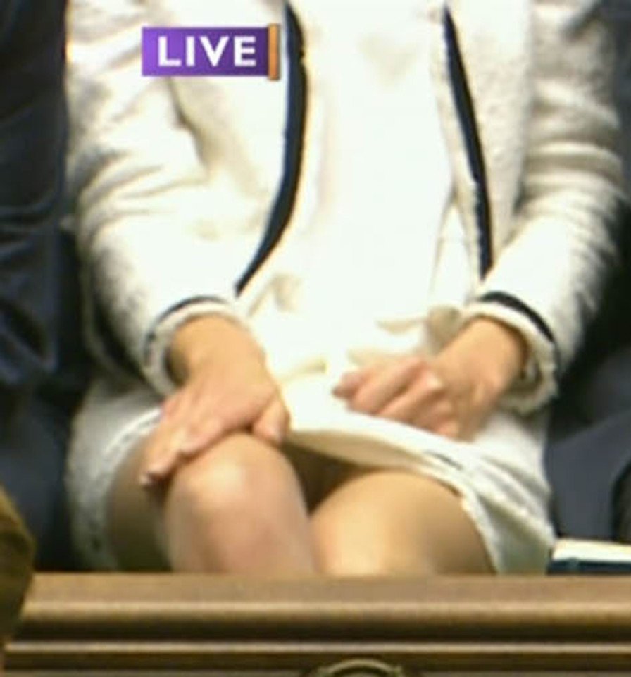 Σταυροπόδι αλά Σάρον Στόουν στη βρετανική Βουλή -Πίσω από την Τερέζα Μέι [βίντεο] | iefimerida.gr 2