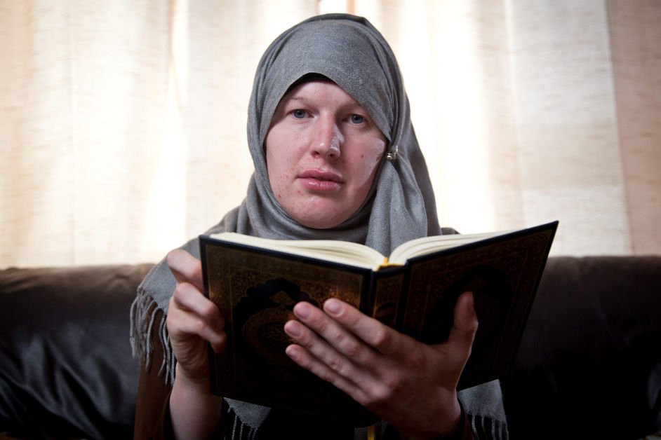 Λούση Βαλάντερ, η παράξενη ιστορία ενός Bρετανού στρατιώτη που έγινε γυναίκα και ασπάστηκε το Ισλάμ [εικόνες] | iefimerida.gr 2