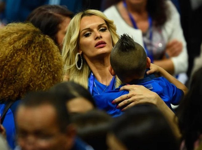 Τρέλανε όλο το EURO η σύζυγος του Παγιέ [εικόνες] | iefimerida.gr 0