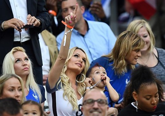 Τρέλανε όλο το EURO η σύζυγος του Παγιέ [εικόνες] | iefimerida.gr 7