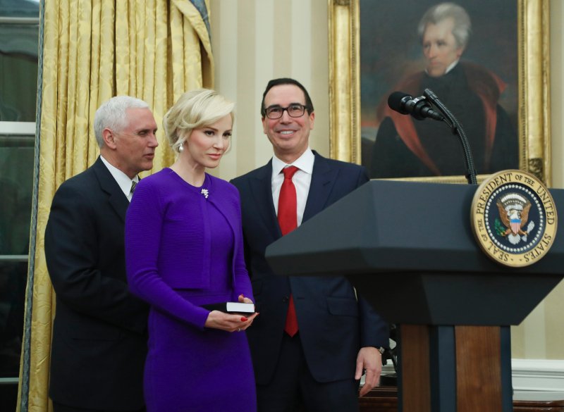 Ξεκατινιάστηκε στο Instagram η νέα γυναίκα του Υπουργού Οικονομικών των ΗΠΑ- Για μία φωτογραφία [εικόνες] | iefimerida.gr 3