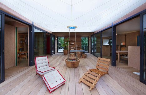 «Το σπίτι δίπλα στο νερό» -Η μίνιμαλ, ξύλινη κατοικία που σχεδιάστηκε 80 χρόνια πριν και χτίστηκε τώρα δια χειρός Louis Vuitton [εικόνες] | iefimerida.gr 3